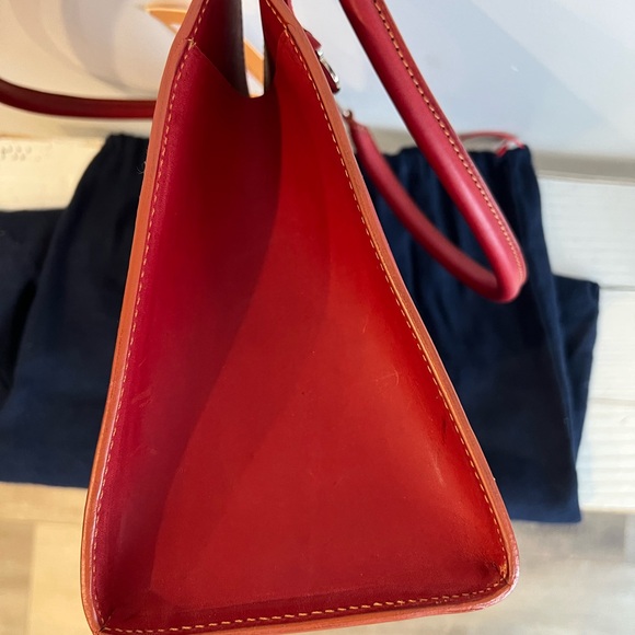 Dooney & Bourke Red Wide Cresent W/Gusset. - Picture 5 of 12